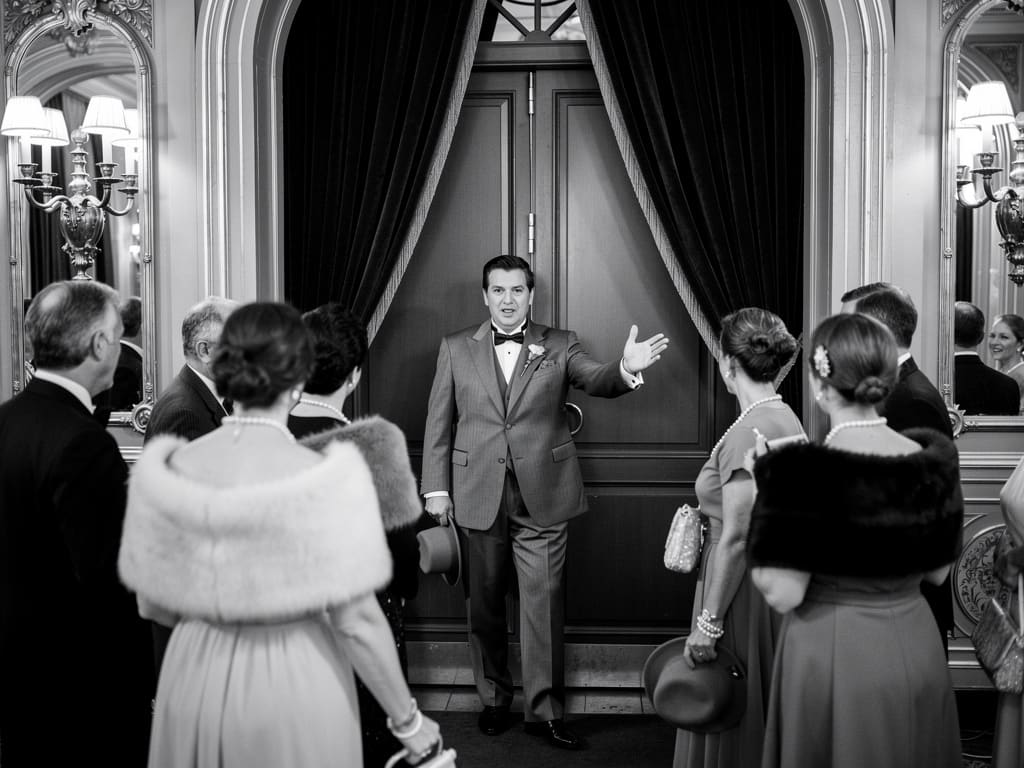 Accueil des invités à l’entrée du cabaret